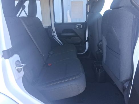 Used 2025 Jeep Wrangler Sahara image 14