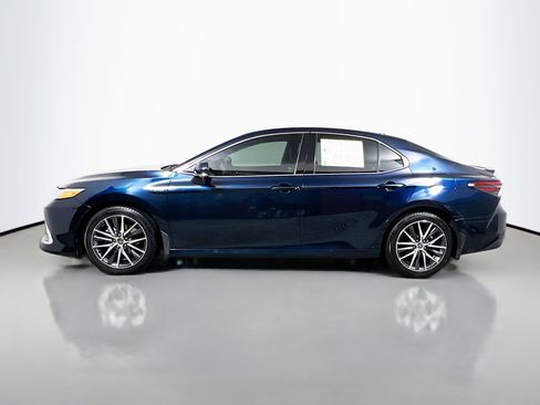 Used 2021 Toyota Camry XLE w/ Cold Weather Package image 9