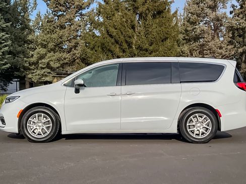 Used 2023 Chrysler Pacifica Touring-L image 8