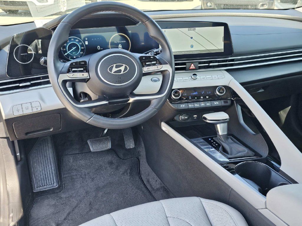 Used 2025 Hyundai Elantra Limited FWD image 35