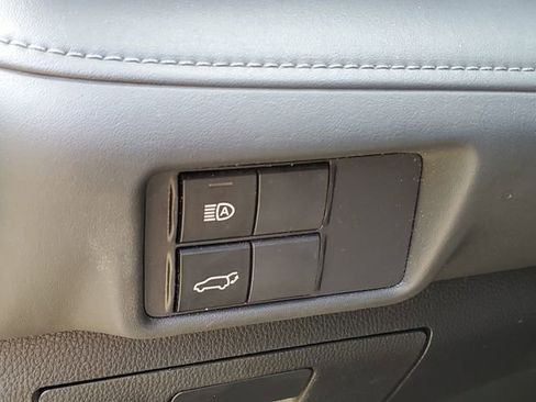 Used 2022 Toyota Highlander XLE AWD/4WD image 9