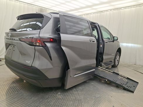 Used 2026 Toyota Sienna XLE FWD image 20