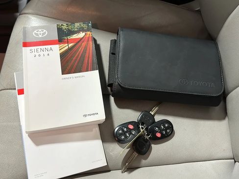 Used 2014 Toyota Sienna XLE image 32