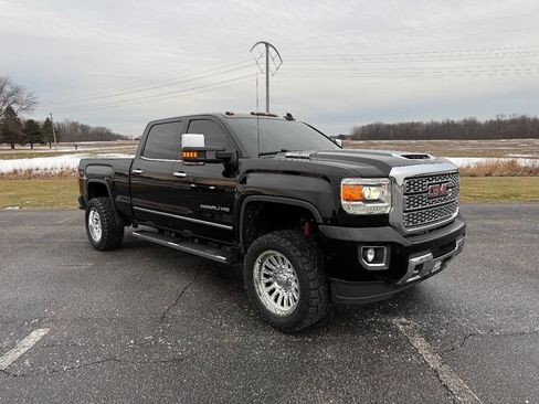 Used 2018 GMC Sierra 2500 Denali w/ Duramax Plus Package image 3