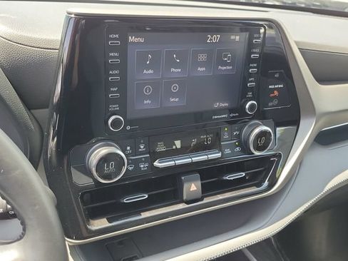 Used 2021 Toyota Highlander LE FWD image 8