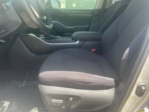 Used 2022 Toyota Highlander LE AWD/4WD image 2