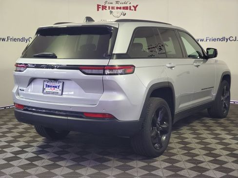 Used 2024 Jeep Grand Cherokee Altitude AWD/4WD image 3