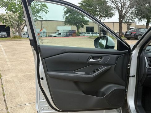 Used 2025 Nissan Rogue SV AWD/4WD image 18