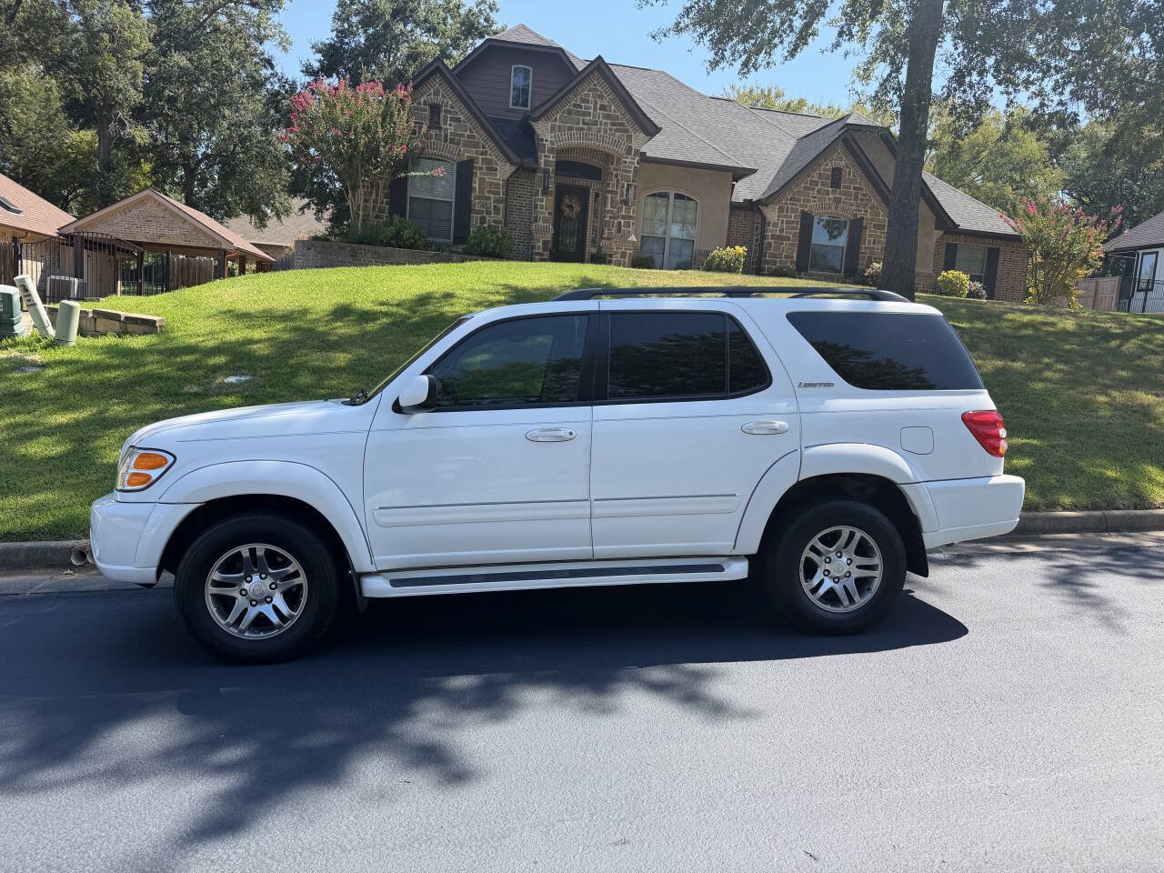 Used 2004 Toyota Sequoia Limited RWD image 3