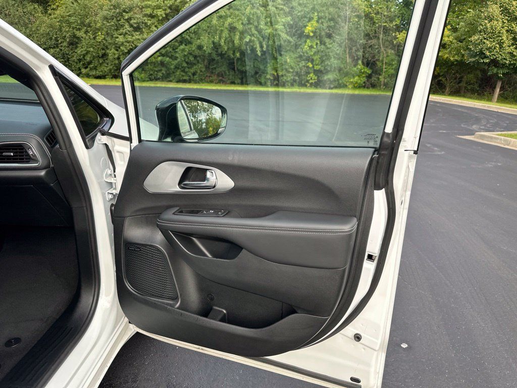 Used 2025 Chrysler Pacifica Limited w/ Uconnect Theater Family Group FWD image 23