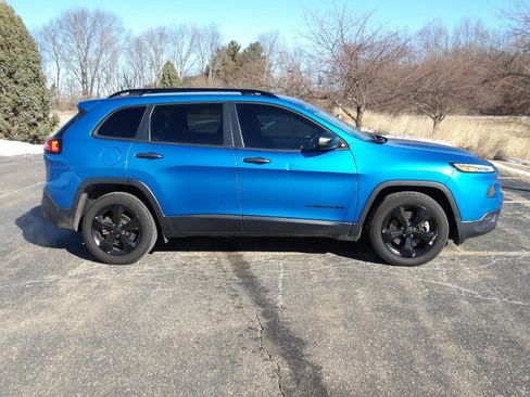 Used 2017 Jeep Cherokee Sport w/ Cold Weather Group image 9