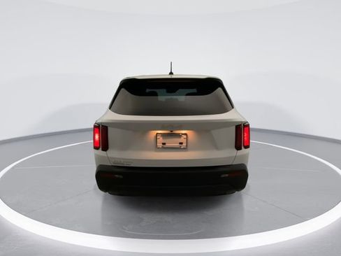 Used 2023 Kia Sorento LX image 3