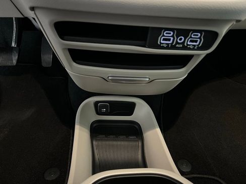 Used 2024 Chrysler Pacifica Touring-L image 14