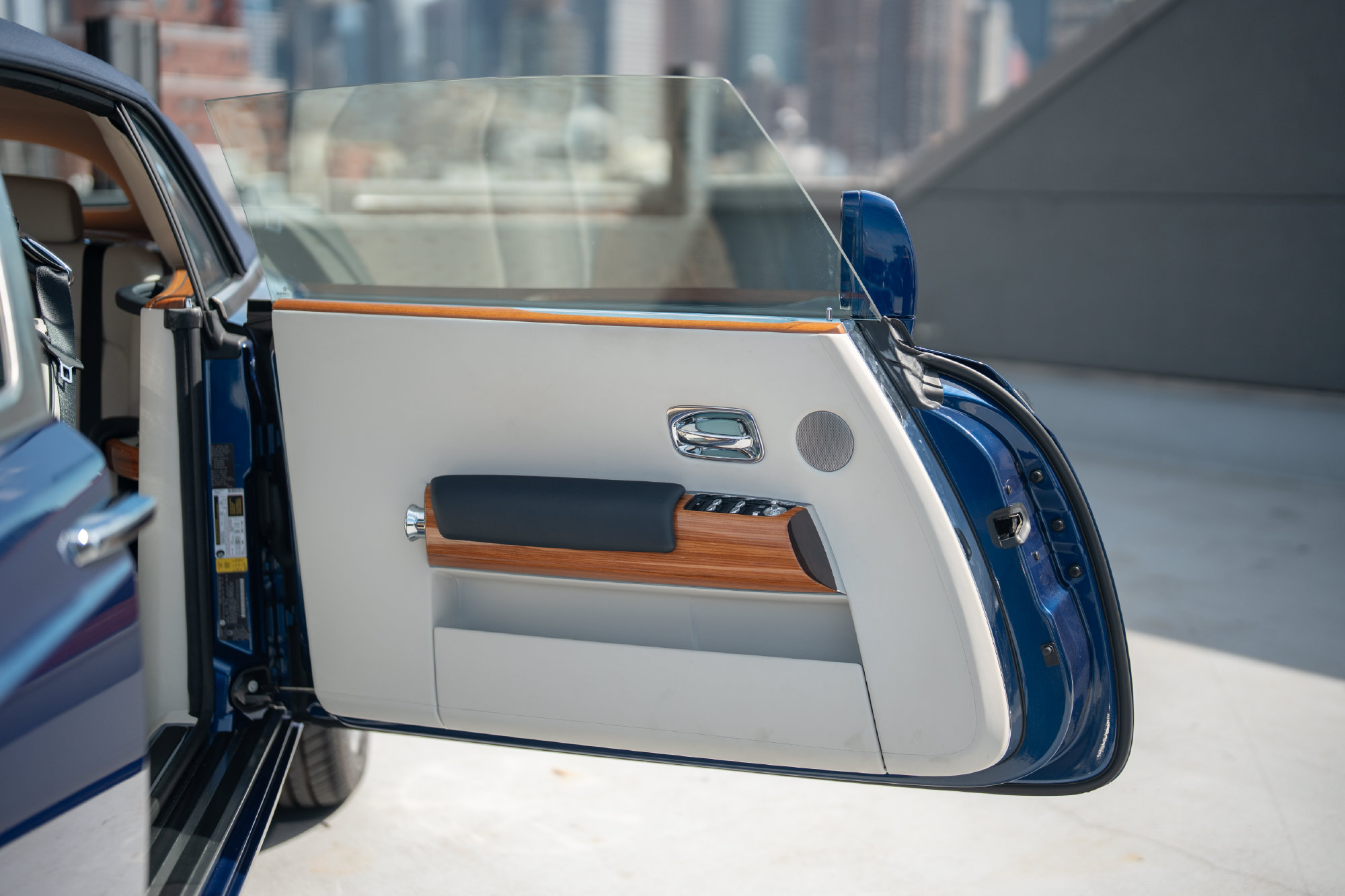 Used 2011 Rolls-Royce Phantom Drophead Coupe RWD image 12