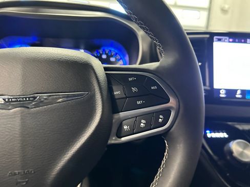 Used 2025 Chrysler Pacifica Select FWD image 21
