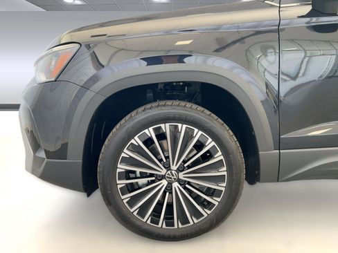 New 2026 Volkswagen Taos SE image 12