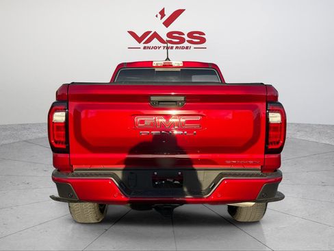 Used 2023 GMC Canyon Denali image 7