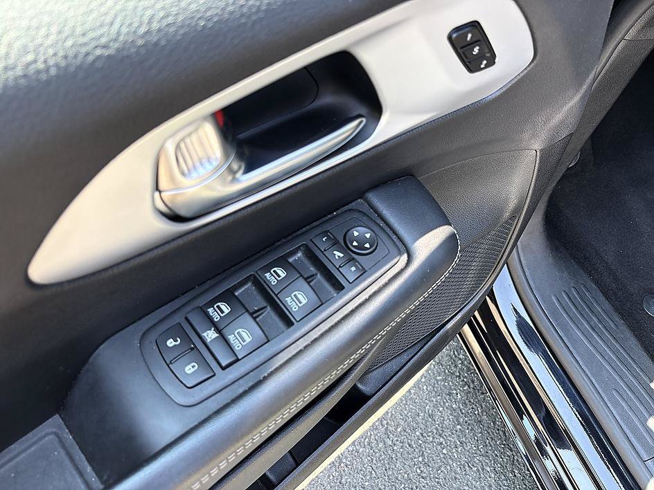 Used 2025 Chrysler Pacifica Limited FWD image 10