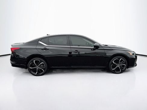 Used 2023 Nissan Altima 2.5 SR w/ SR Premium Package AWD/4WD image 4