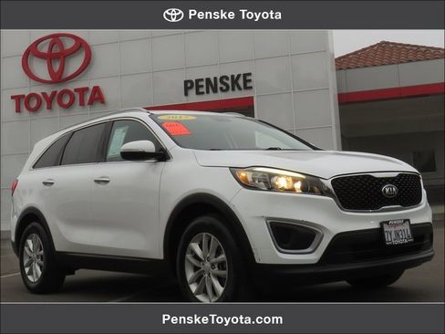 Used 2017 Kia Sorento LX w/ LX Convenience Package image 1