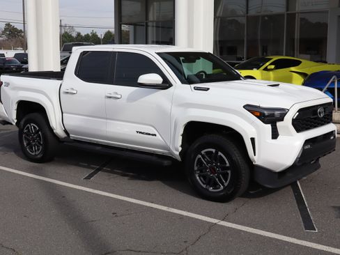 Used 2025 Toyota Tacoma TRD Sport image 2