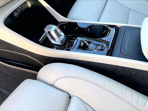 Used 2023 Volvo XC40 B4 Plus w/ Protection Package Premier image 18