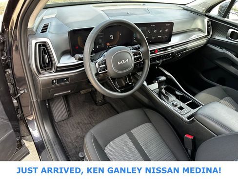 Used 2025 Kia Sorento LX image 9