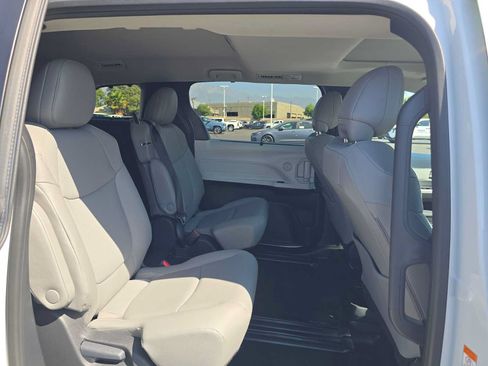 Used 2026 Toyota Sienna XLE FWD image 12