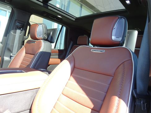 Used 2023 GMC Yukon Denali Ultimate image 10