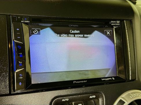 Used 2018 Jeep Wrangler Unlimited Sahara AWD/4WD image 11