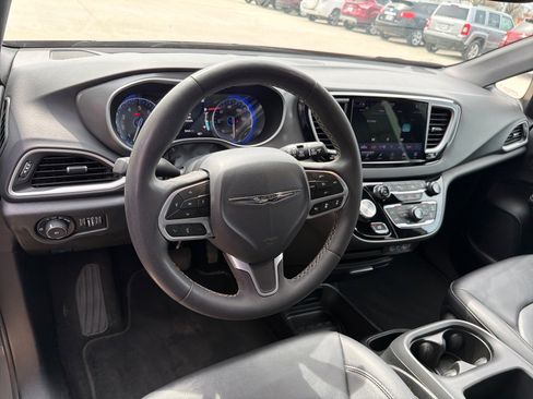 Used 2025 Chrysler Pacifica Select image 14