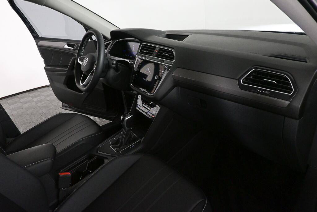Used 2023 Volkswagen Tiguan SE FWD image 4