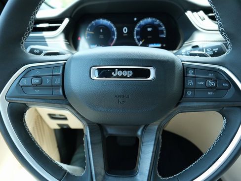 New 2025 Jeep Grand Cherokee Limited w/ Luxury Tech Group II AWD/4WD image 16