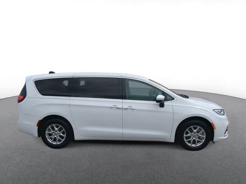 Used 2023 Chrysler Pacifica Touring-L FWD image 9