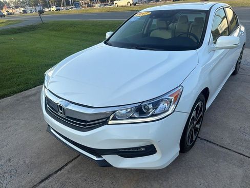 Used 2017 Honda Accord EX image 4