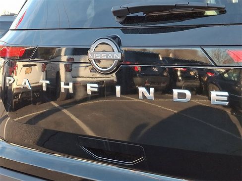 Used 2022 Nissan Pathfinder S image 28