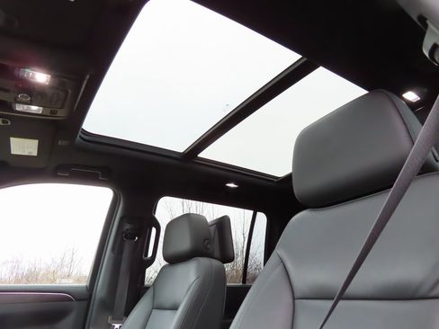 Certified 2022 Chevrolet Suburban LT w/ LT Signature Package image 5