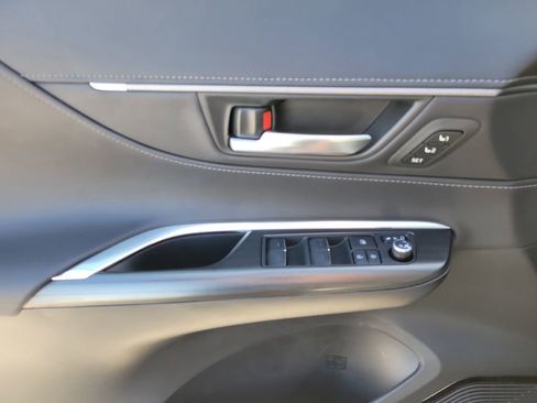 Used 2021 Toyota Venza Limited w/ Advanced Technology Package image 17