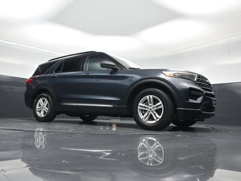 Certified 2023 Ford Explorer XLT RWD image 3