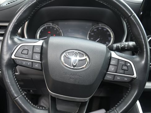 Used 2023 Toyota Highlander XLE AWD/4WD image 13