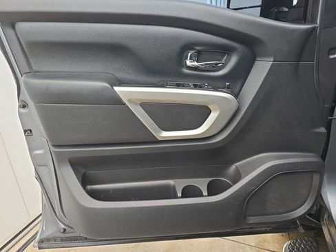 Used 2017 Nissan Titan SV image 10