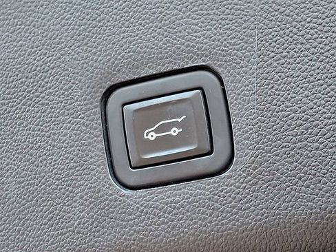 Used 2020 Chevrolet Traverse Premier image 30