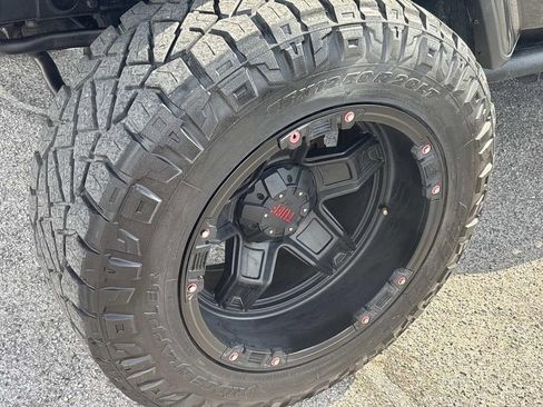 Used 2018 Jeep Wrangler Unlimited Sahara AWD/4WD image 9