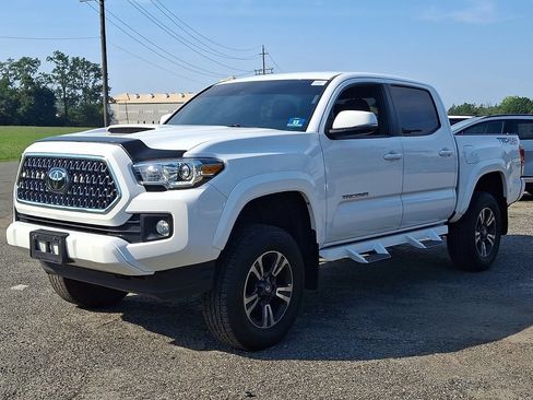 Used 2019 Toyota Tacoma TRD Sport AWD/4WD image 3