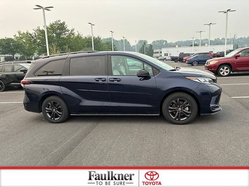 Used 2025 Toyota Sienna XSE w/ XSE Plus Package AWD/4WD image 5