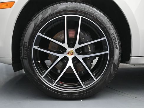 Certified 2025 Porsche Macan AWD/4WD image 5