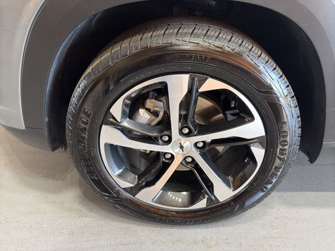 Used 2025 Chevrolet Trax RS w/ Driver Confidence Package FWD image 9
