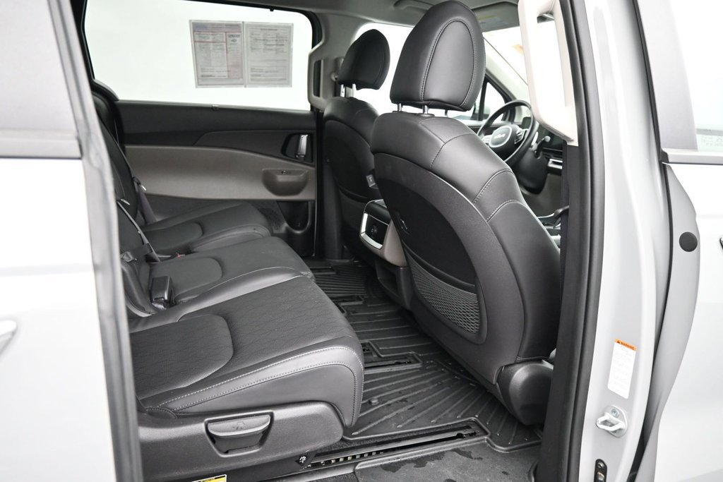 Used 2025 Kia Carnival EX FWD image 11