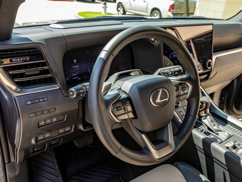 Used 2026 Lexus GX 550 AWD/4WD image 17