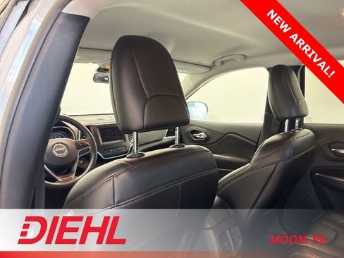 Used 2019 Jeep Cherokee Latitude Plus w/ Cold Weather Group AWD/4WD image 17